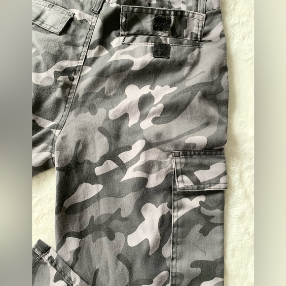 Canyon Club Gray Camo Cargo Pants - Picture 2 of 3